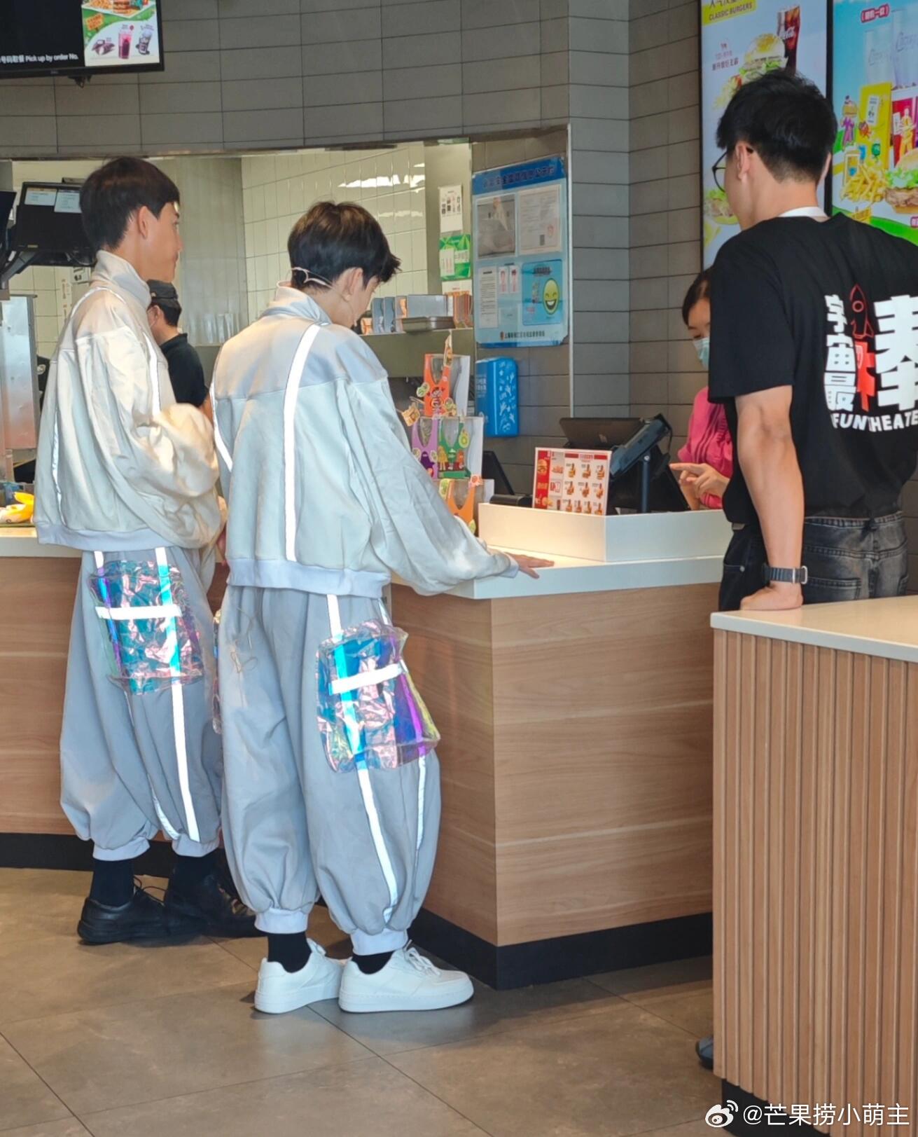 诺一穿演出服与好友逛街14岁诺一长这么高了 诺一穿演出服与好友逛街，身高看起来有