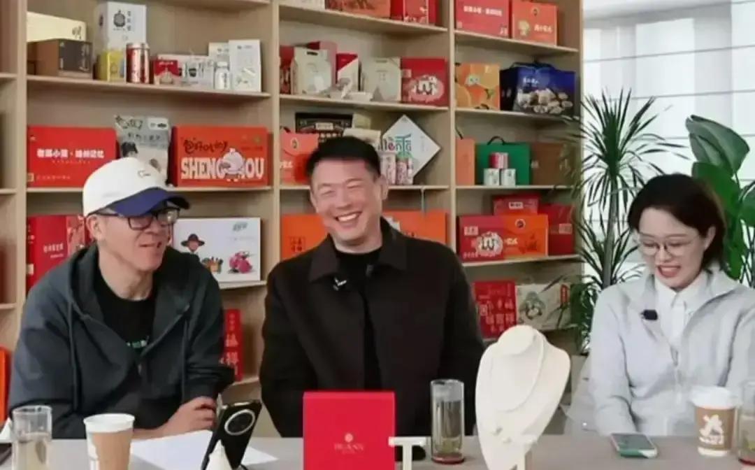 俞敏洪在直播间吼“再卖不动，团队全走人”，这句话排练了三次。
这不是失控，是设计