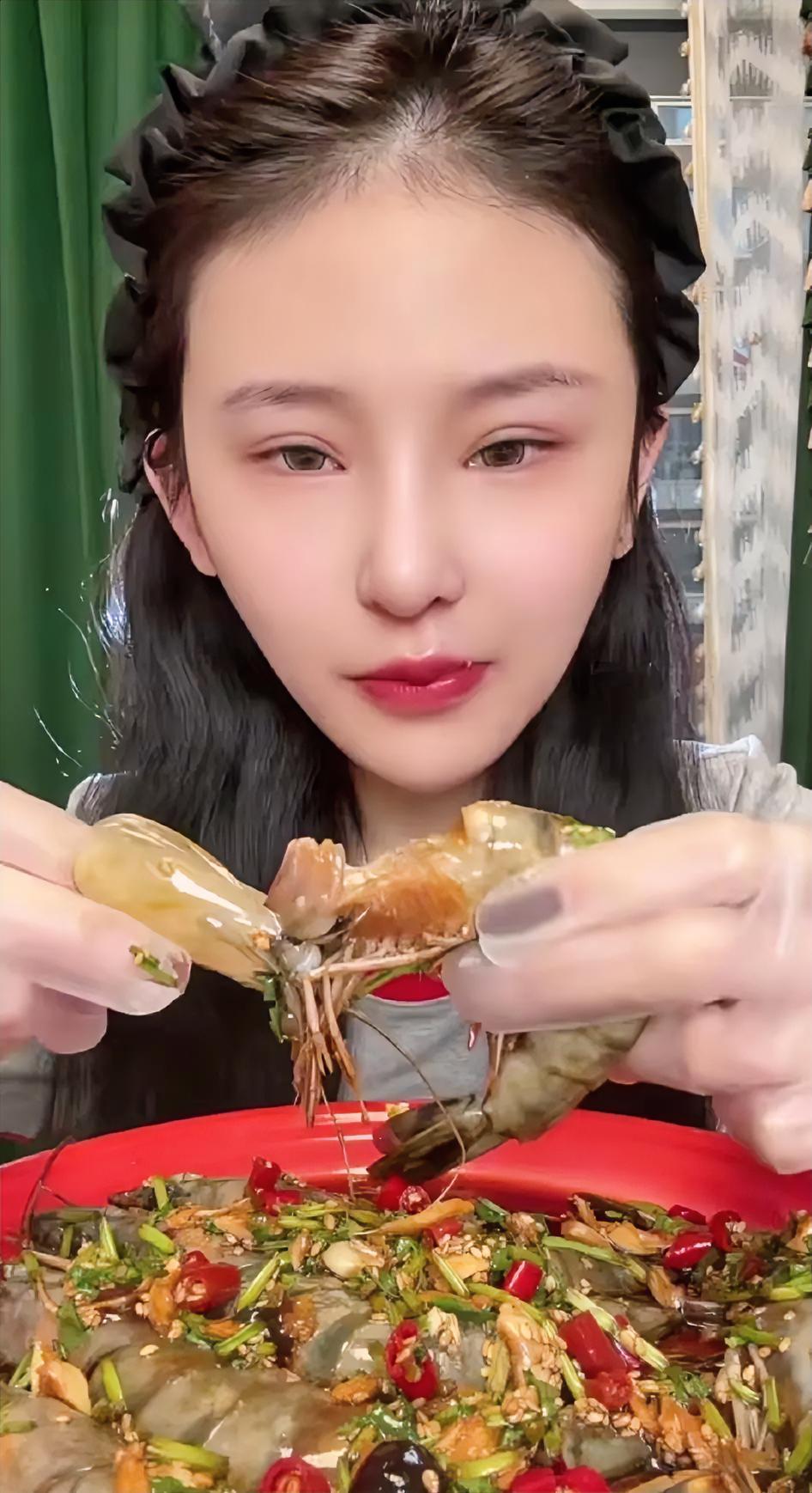 8月17吃播莹莹刚过三十骤然离世，早前刷到她的视频时，只觉得画面极具冲击力，每一