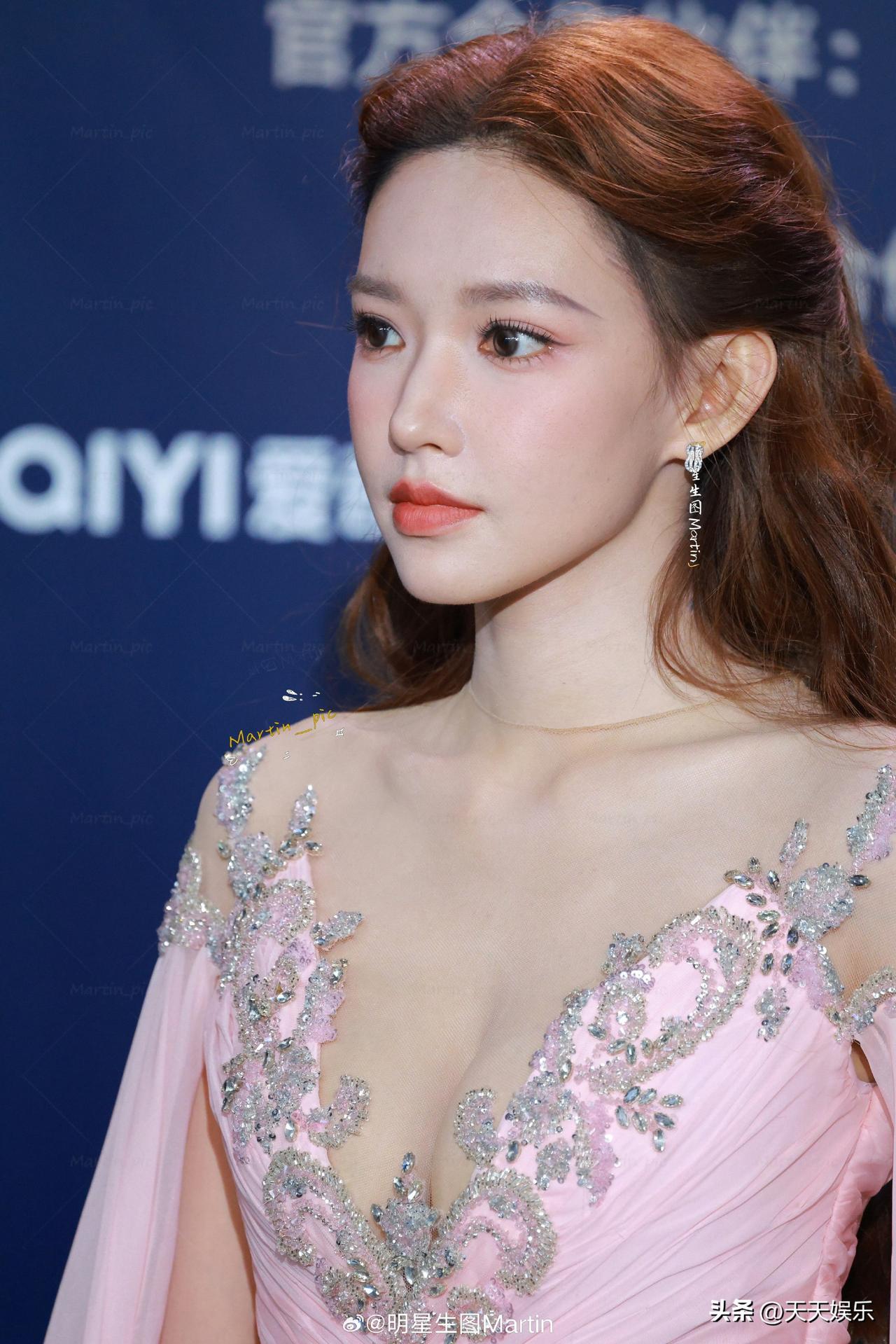 程潇这是又要火呀，深V大秀事业线，程潇这次直接选了修身的深V亮片礼裙，把练舞多年