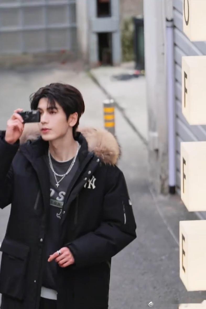 张凌赫湖南跨晚官宣官宣消息传来时，他或许正在后台对着镜子调整动作——带着伤，却把