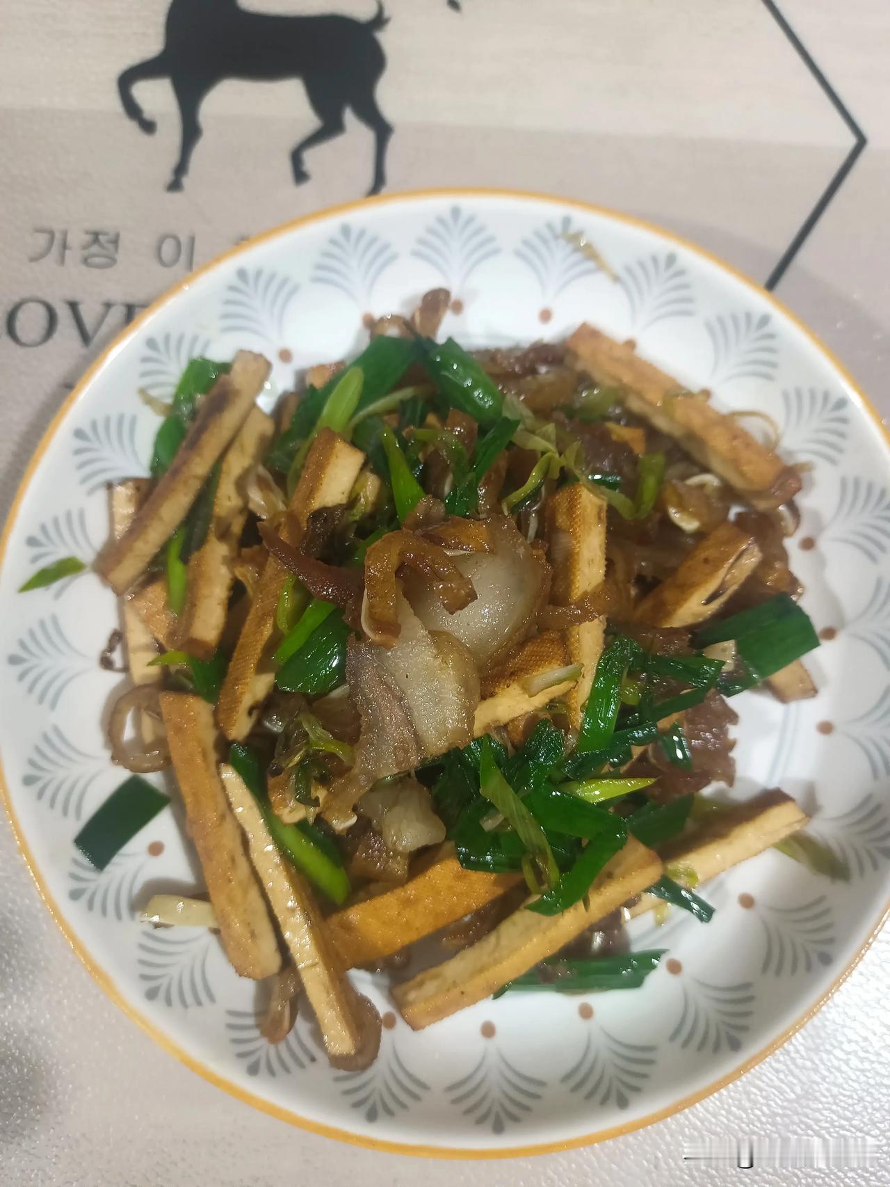 吃饭了。
今晚四菜。
人间烟火，油盐酱醋茶。