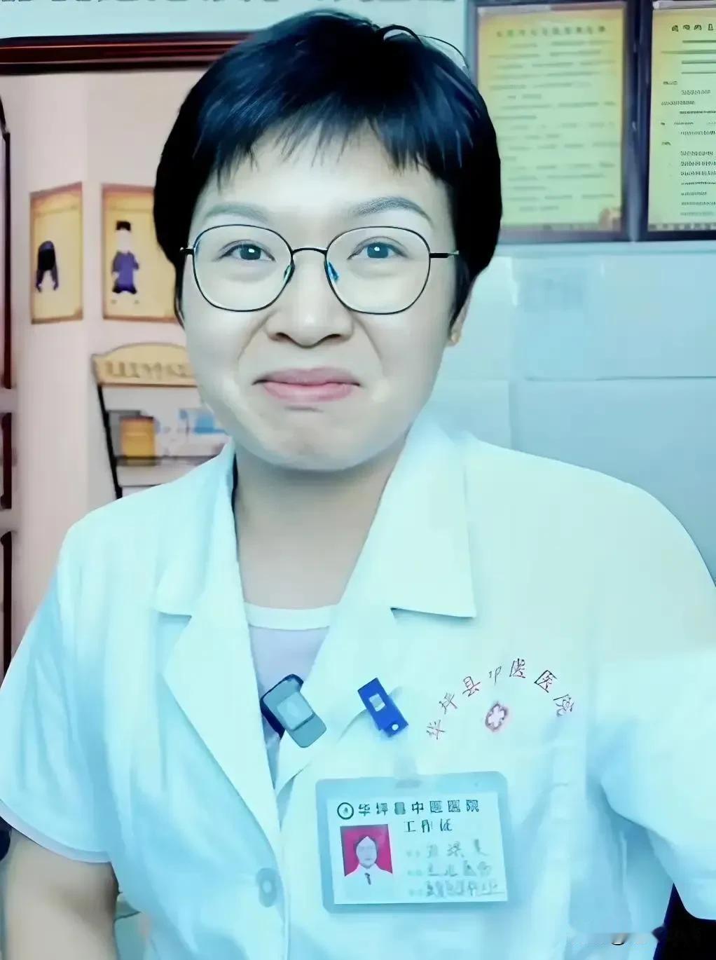 当年被张桂梅死死拽住不让退学换彩礼的贫家女孩刘琪美，如今穿着白大褂在县医院里给排