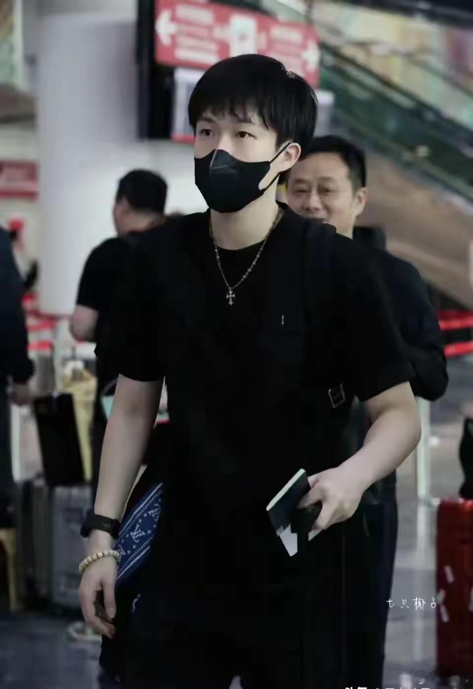 王楚钦，真是个谜！第一，个子不高，比例完美，第二，穿衣显瘦，脱衣有肉，第三，颜值