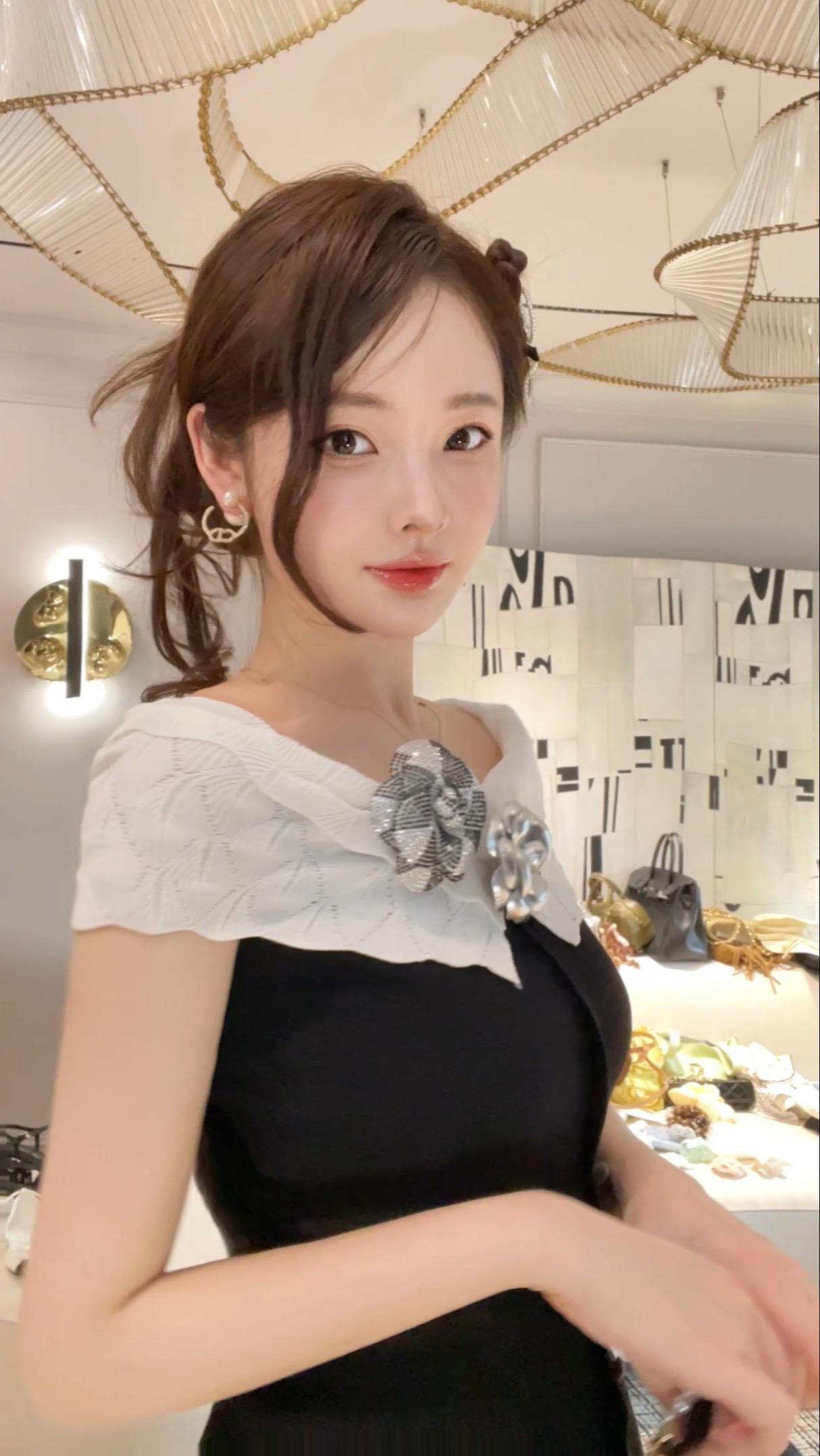 我当然不会试图摘月亮，我要月亮奔我而来。