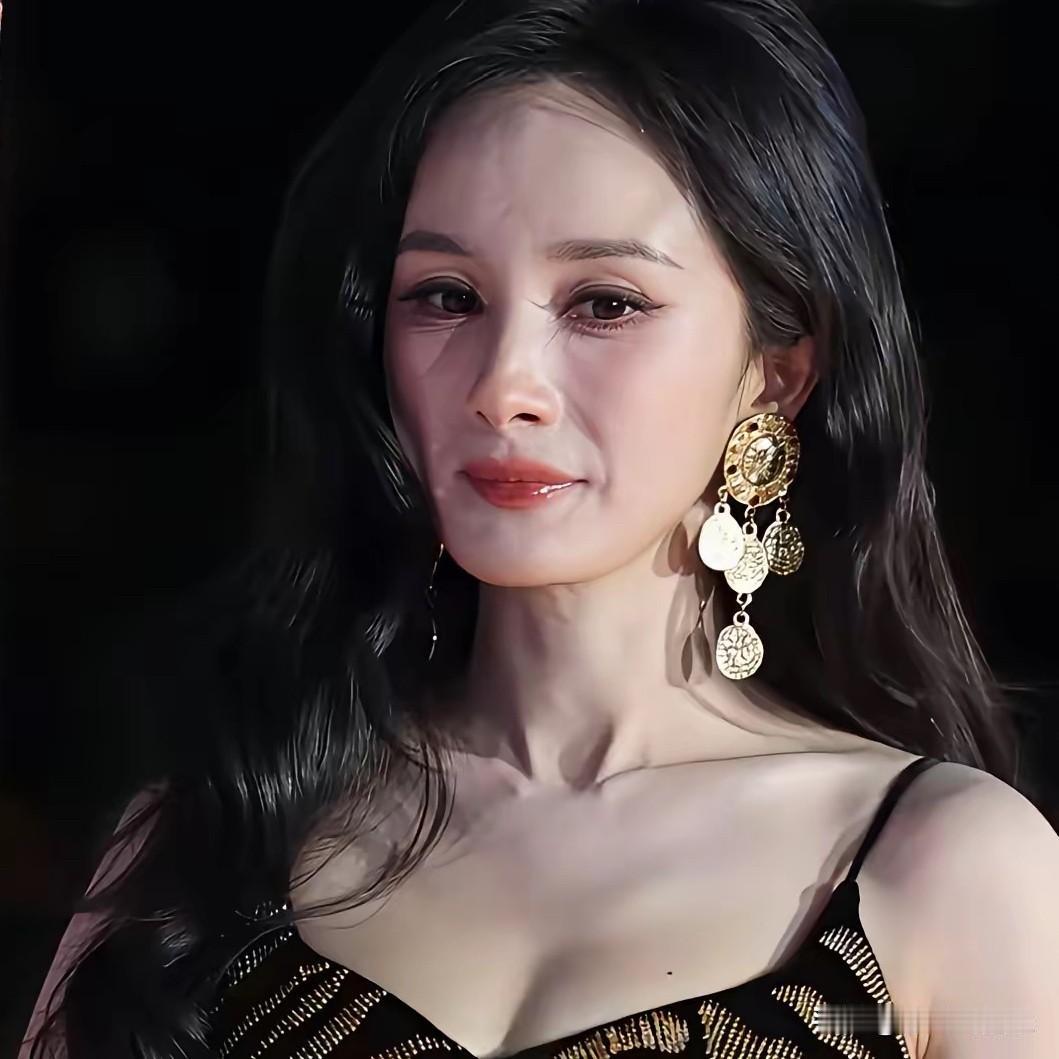 奉劝大家一句，

千万不要被杨幂的少女感骗了，

她根本不是大家看到的那样，
实
