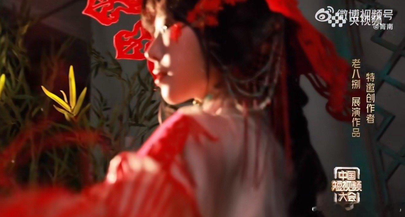 王冰冰眼睛都看直了 她本想当个普通观众，结果被这身“会讲故事的妆造”吸引——天青