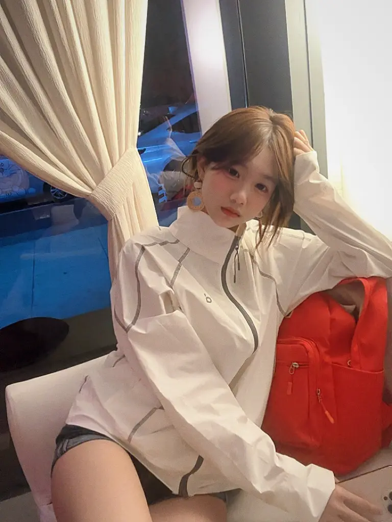 女孩你别太天真 没有人会爱上纯粹的你 每个人都在衡量你的价值