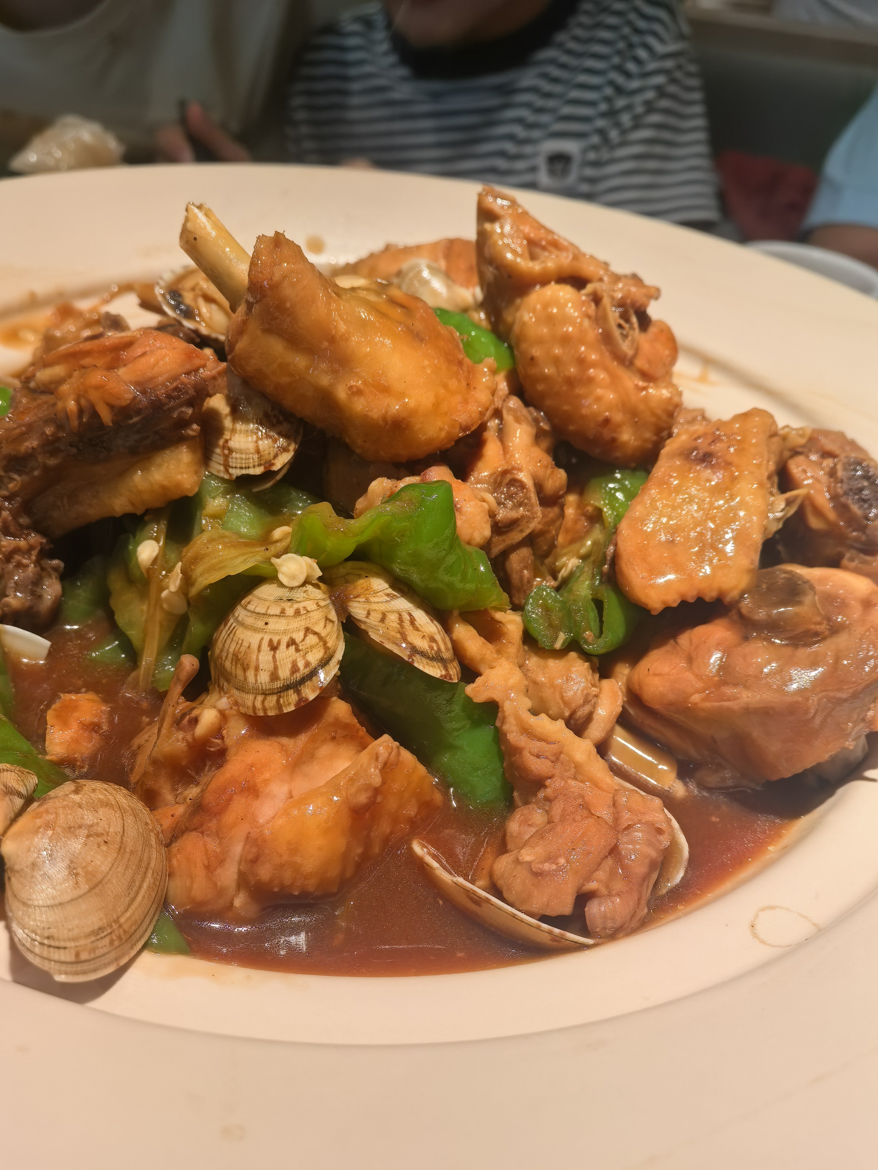 在烟台吃了一家青岛菜挺好吃的！除去海胆锅贴，就数这个蛤蜊炒鸡最好吃了！鸡肉贼嫩特