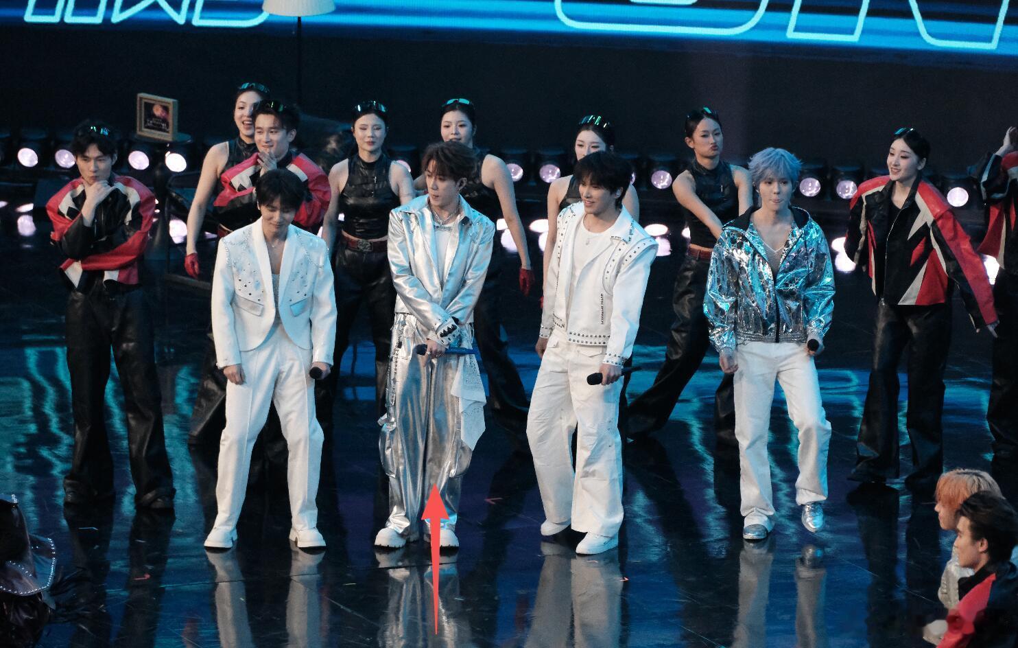 十个勤天 这个人跳舞最好好有节奏感啊感觉他在人群里面很亮眼呢 不错十个勤天  |