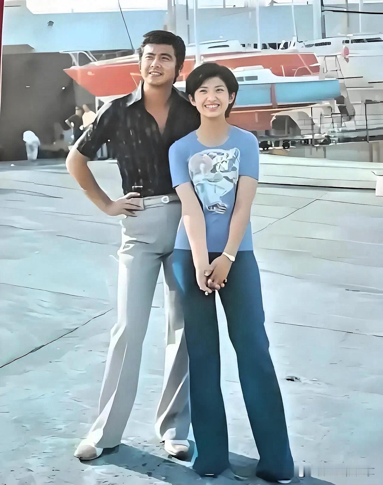 他们是70年代日本演艺界公认的金童玉女，这张1975年的合影，记录下二人风华正茂