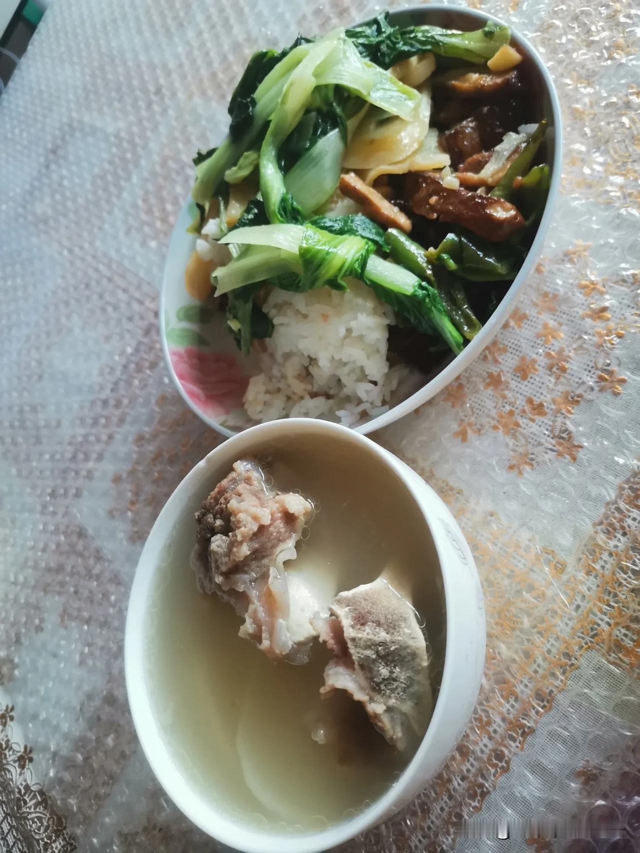 一个人的晚餐，四菜一汤。
又是到晚餐时间，老婆打电话说，和儿子在外面吃完饭再回来