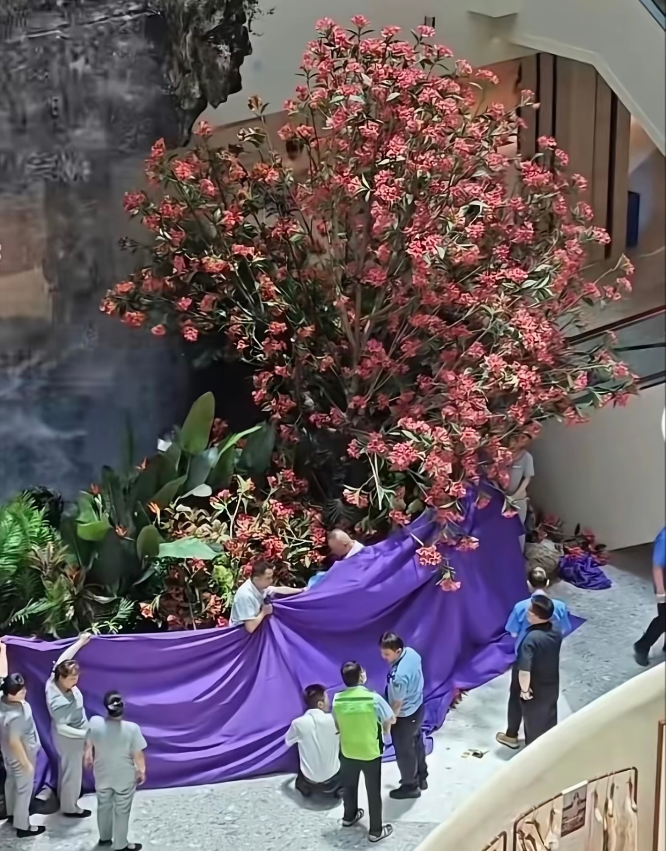 警方回应网传西安一商场有人坠楼原因调查清楚了吗？是商场的原因吗还是什么？哎 一条
