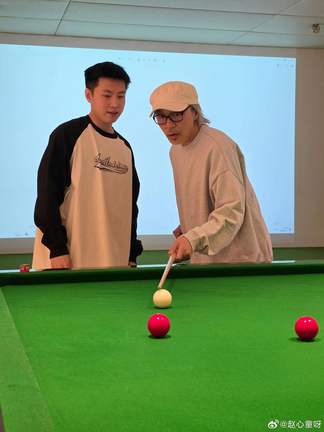 赵心童今天接受周星驰，星爷的台球指导。

赵心童在社交媒体写到，终于练成了无敌大