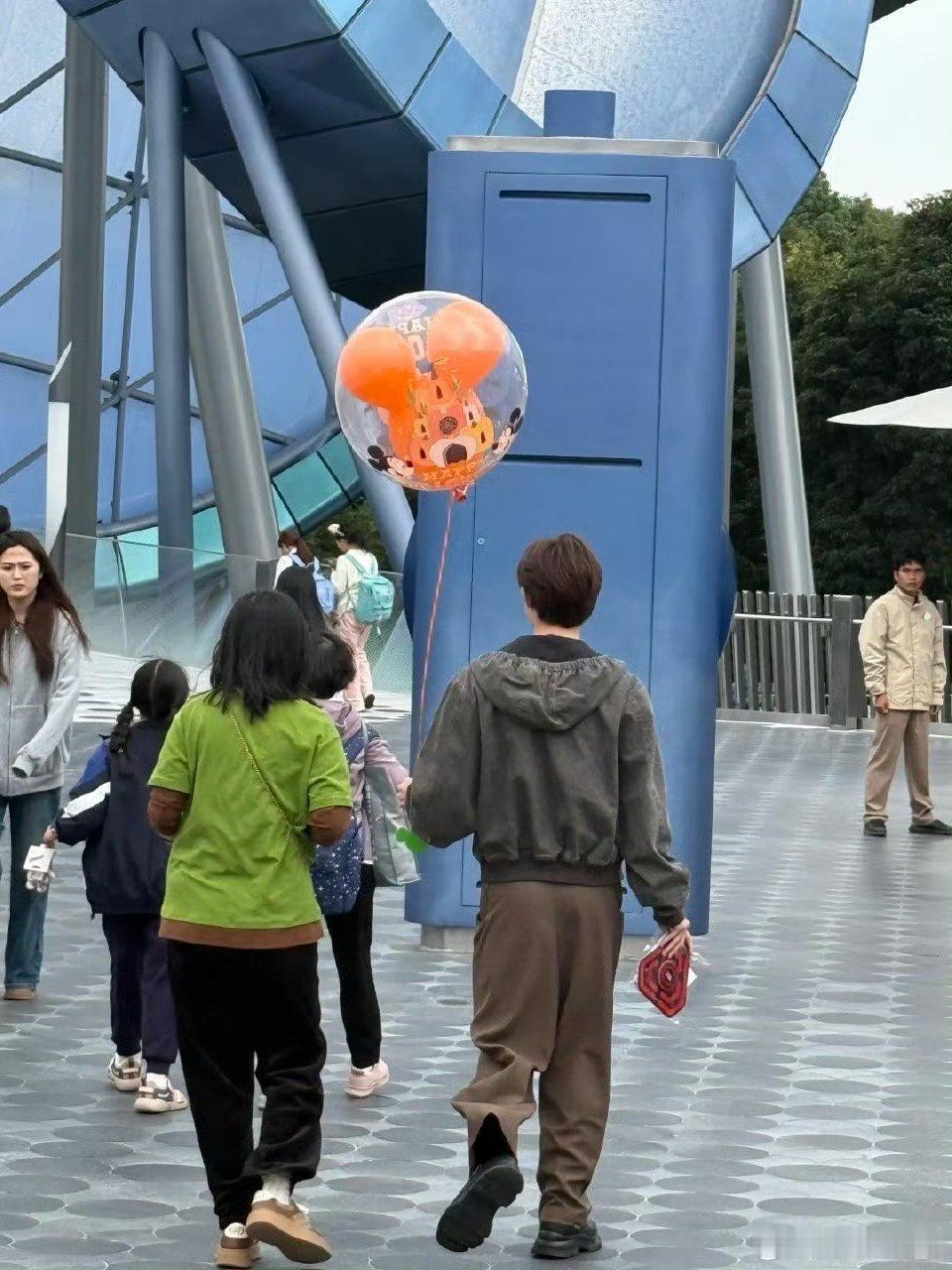 上迪偶遇董思成董思成玩得开心呀[抱一抱][心]我怀疑戴上帽子口罩我肯定认不出来，