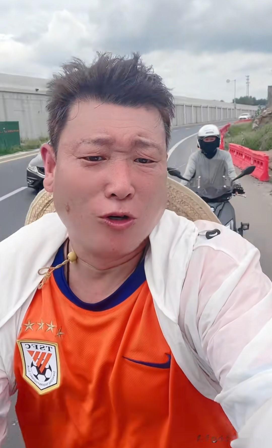 纯粹的球迷！前有胜哥徒步，后有牛刚骑行，泰山队球迷甲天下

今晚中超联赛第24轮