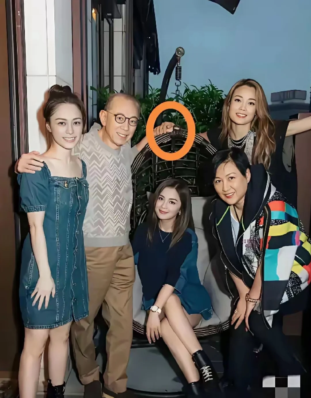 杨受成和容祖儿的关系也太明显 ​英皇陷入166亿债务危机，八十多岁的他...