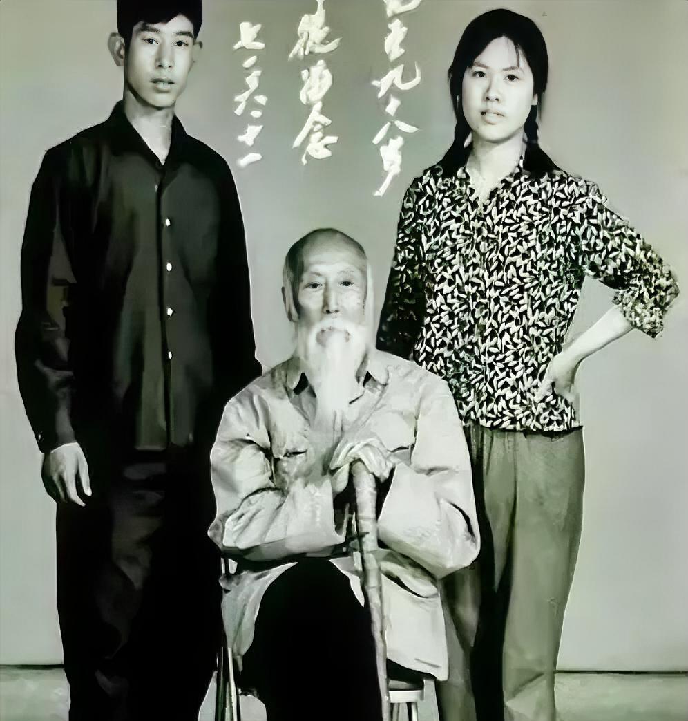 1942年，武术大师李尧臣遭人出卖，落入日本人手中，日本高手武田熙想与他比试，李