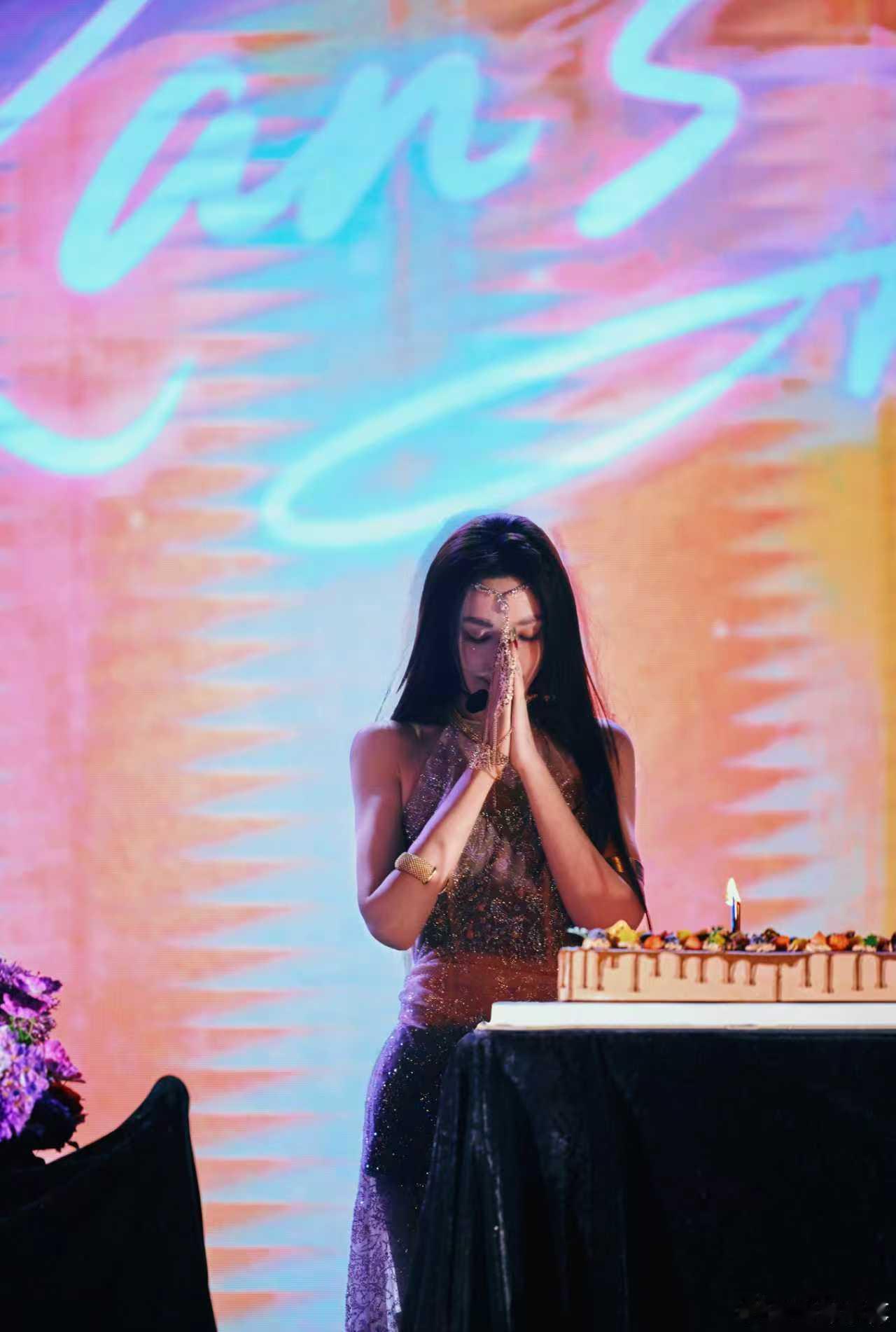 彭小苒晒生日会舞台照彭小苒晒生日会舞台照，是在舞台上闪闪发光的爱豆苒啊！期待新一