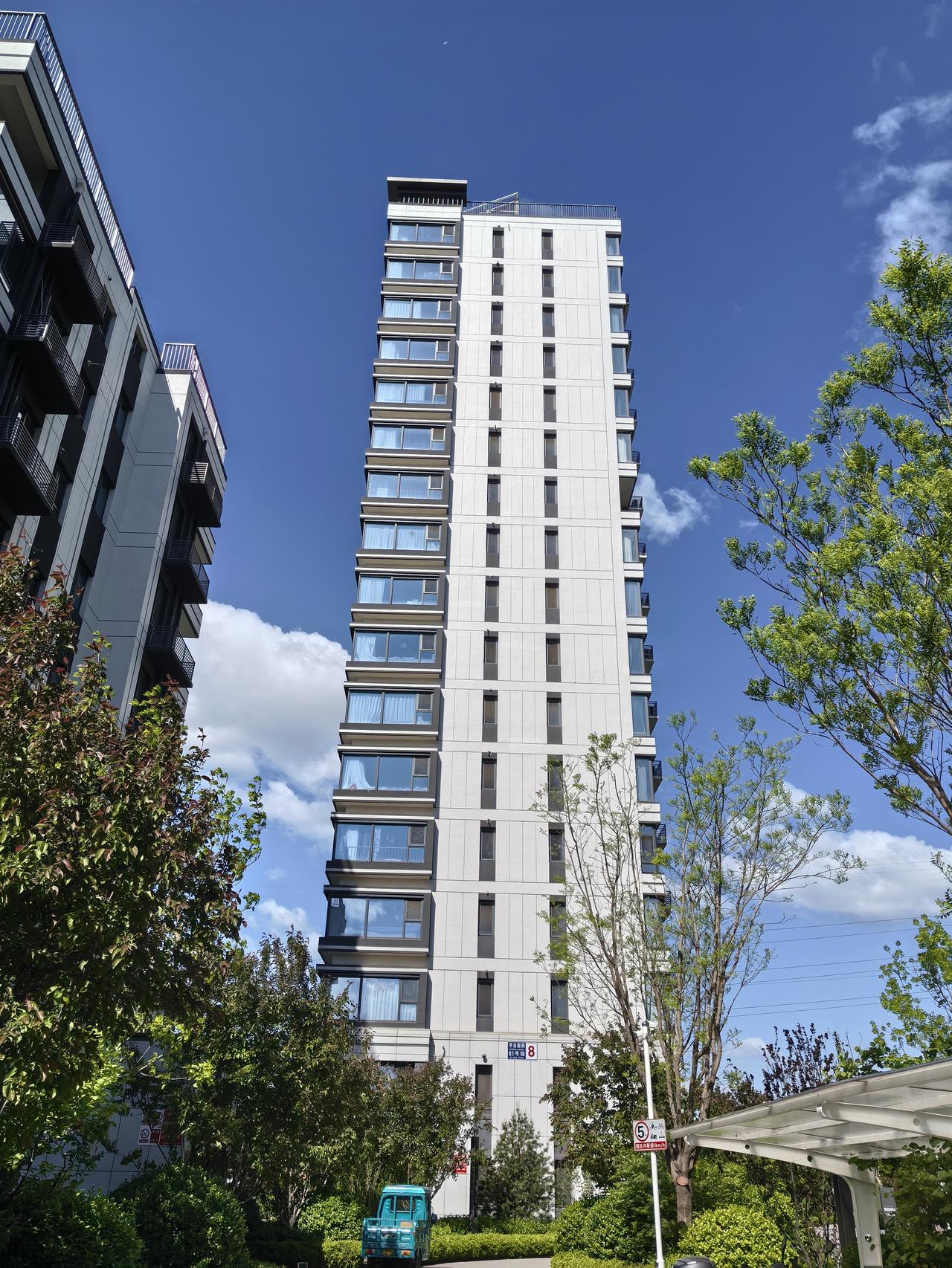 早上一出门仰头看今天的天真好，虽然预报有大风蓝色预警，但是北京的天就是喜欢风，一