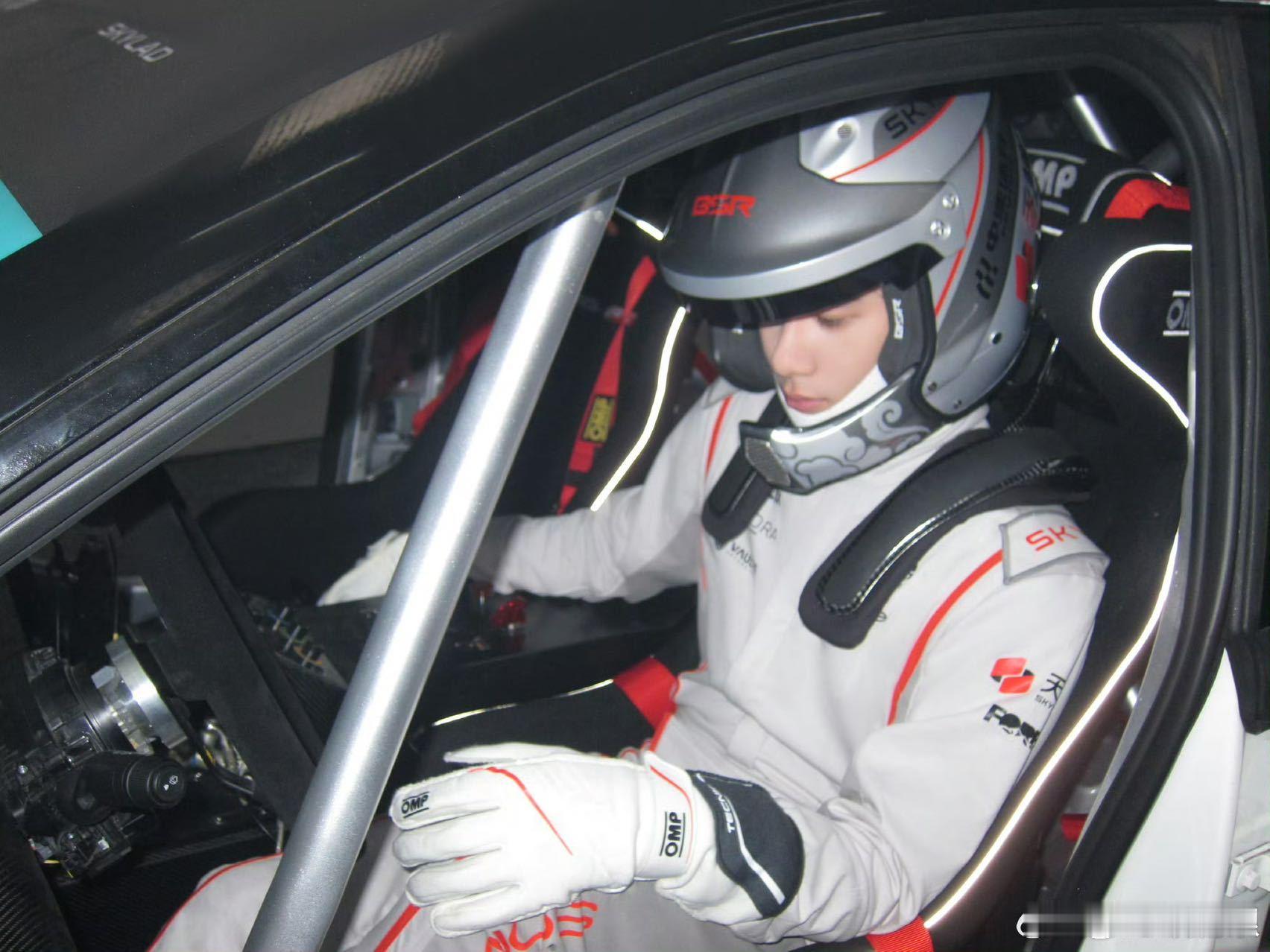 胡先煦曾回应AI对演员的冲击胡先煦说告诉观众我能比AI做的好坦然面对行业变化，坚