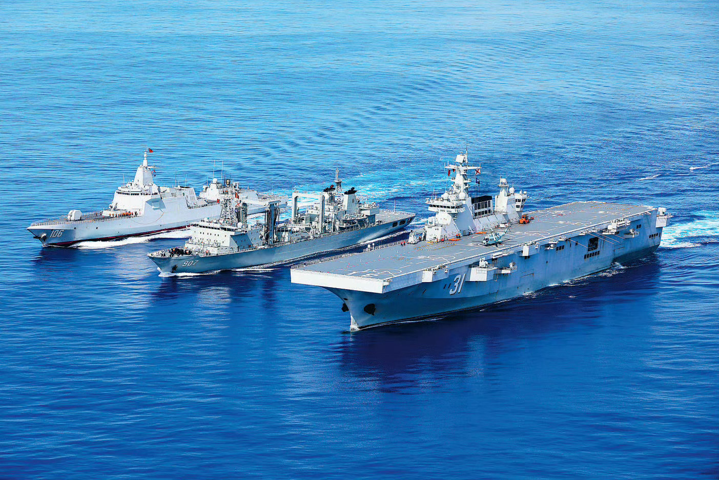 中国海军三舰编队破浪前行，展远洋雄姿