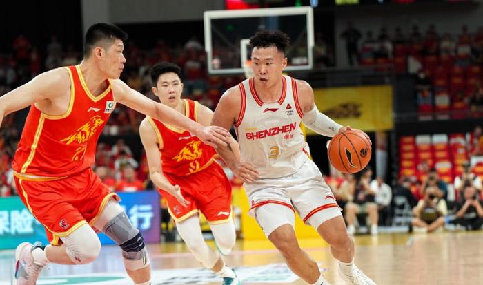 尼克－杨，下赛季我要来CBA，听说这里对抗激烈，我要练强壮一点
最近NBA球员尼
