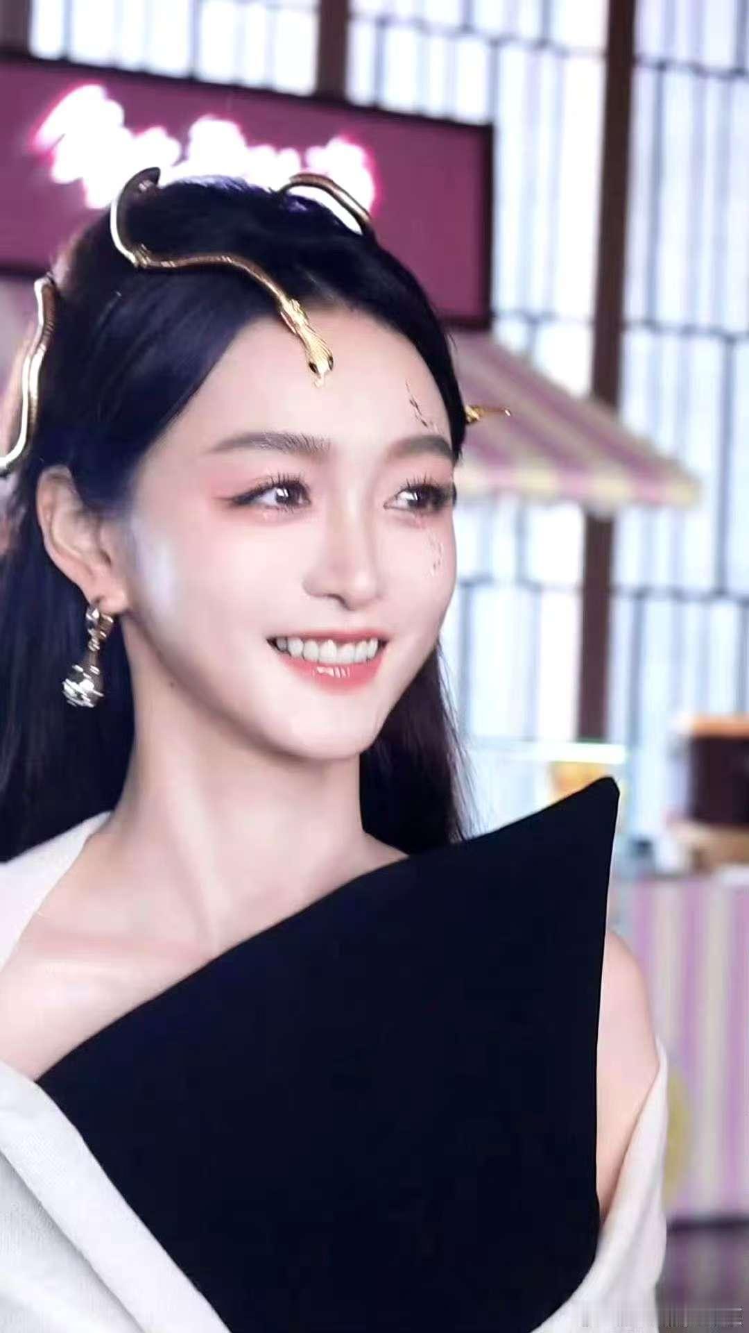 何泓姗满38减20看《乘风破浪的姐姐》，被何泓姗狠狠圈粉！38岁身姿轻盈，笑容灿