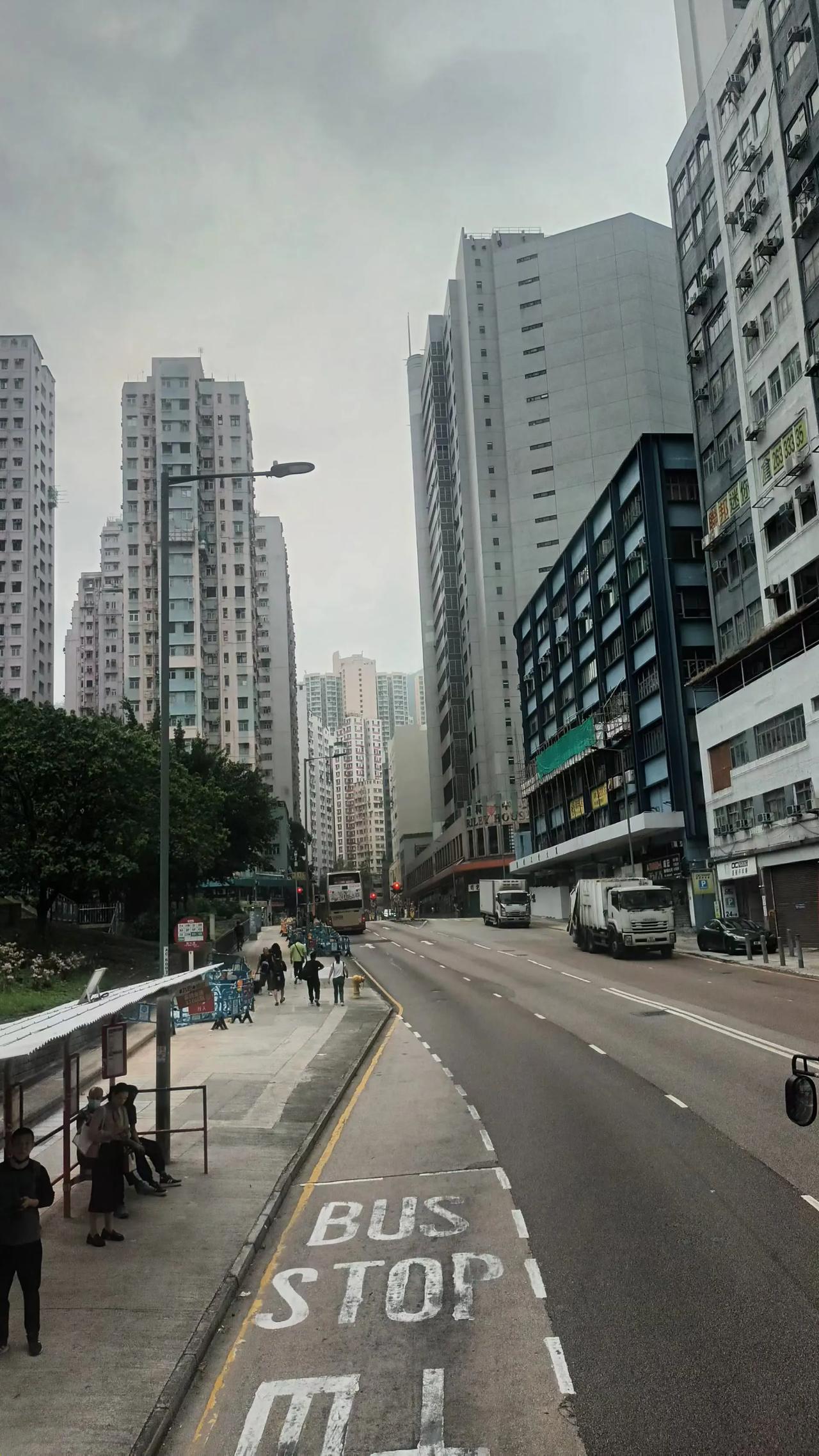 楼挨着楼压迫感如影随形。正是，理想是美好的，现实是骨感的。