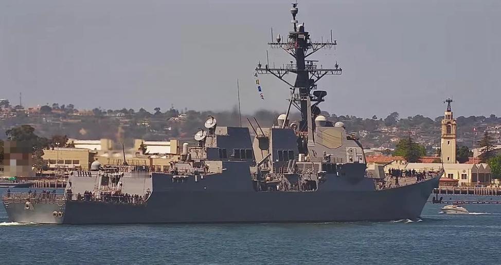 美国伯克战舰怎么会这么丑啊？

尤其是看证明，腮帮子两侧多出来一大块，就像得了腮