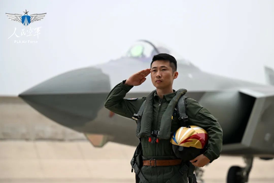 一次对抗演习，指挥所偶然发现“敌”飞行编队在返航途中露出破绽。关键时刻，董珺领命