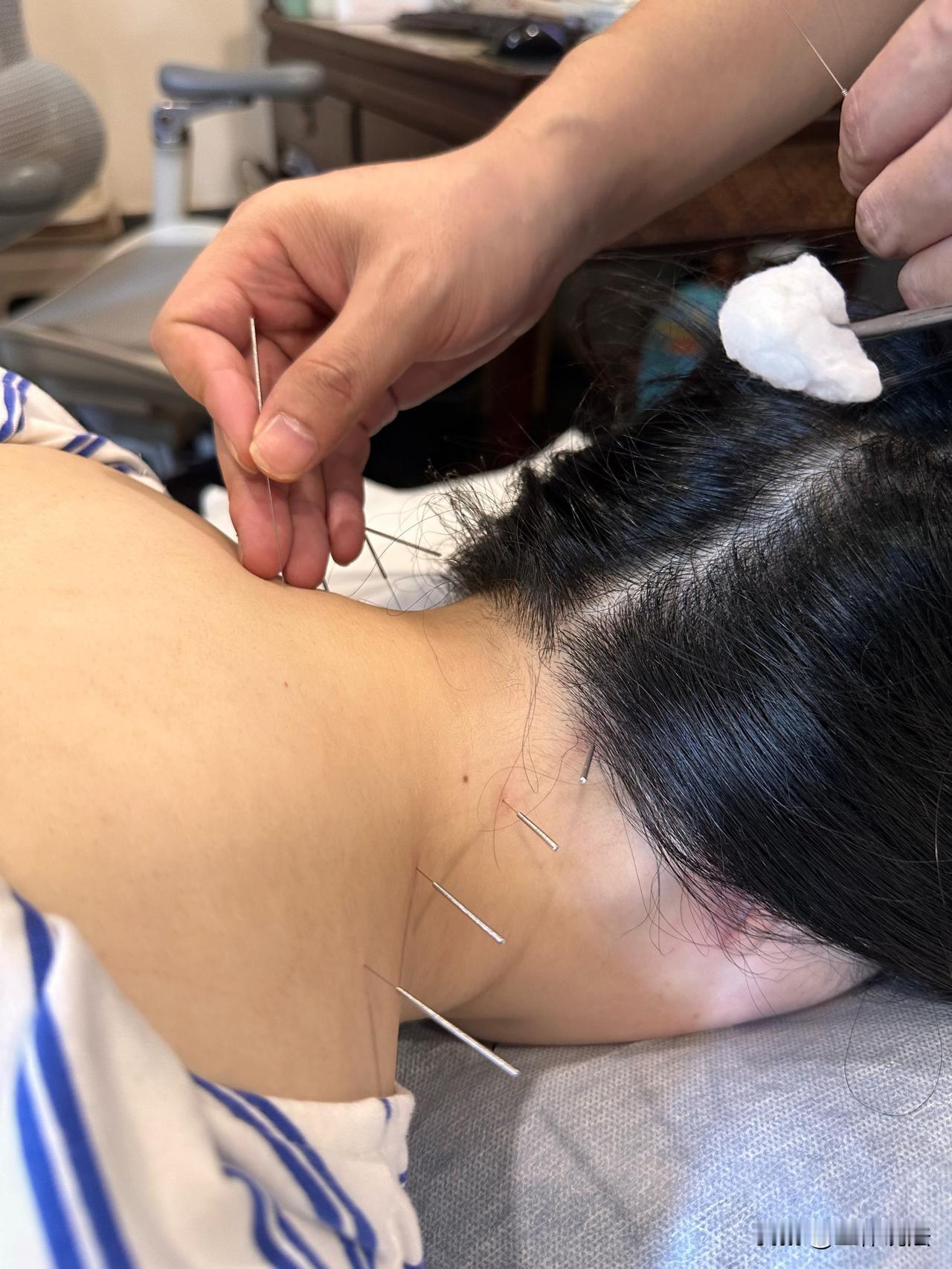 湖北武汉，40岁女子到医院治疗颈椎，66岁男医生先给她做了针灸，随后将其带到一间