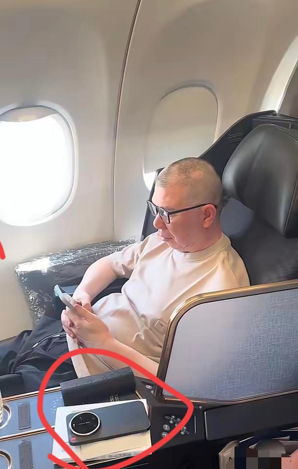 冯小刚旁边手机是什么牌子的？