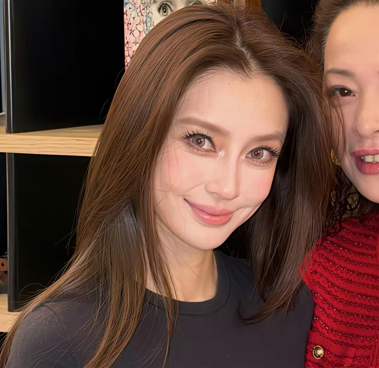 我眼盲了
这是baby吗？
变样了又变样了
一段时间不出现
又去整容了吗？[捂脸