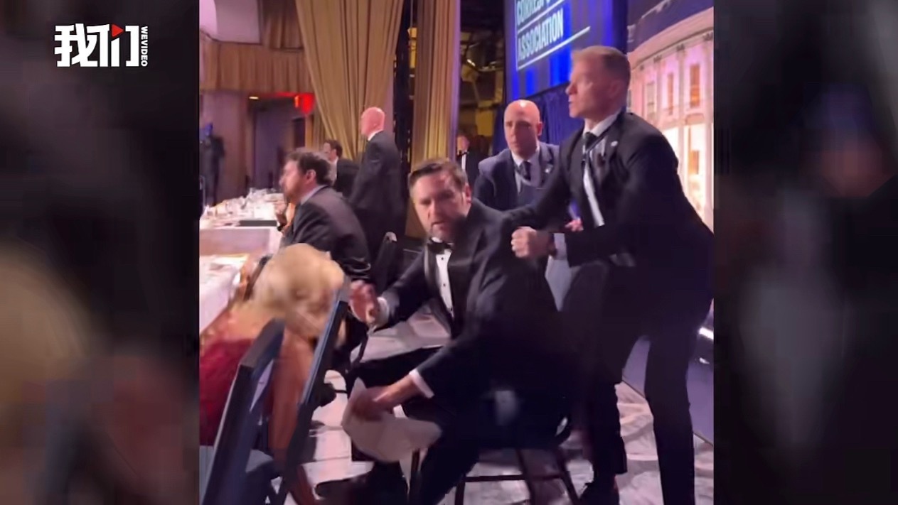 总统、副总统都有各自保镖，只能说副总统的保镖反应快。美国网友质疑为什么先救万斯