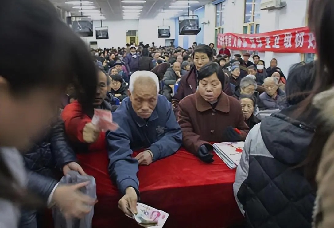 #老人信神医拒绝化疗去世# 事实上在保健品鼎盛时期，还有很多的神棍，比如李炽明还