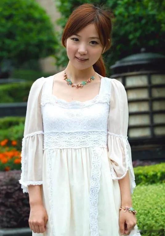 一个下雨的晚上，小翠突然回来哭着跟我说，李哥，我怀孕了，这是我的检查报告，李哥，