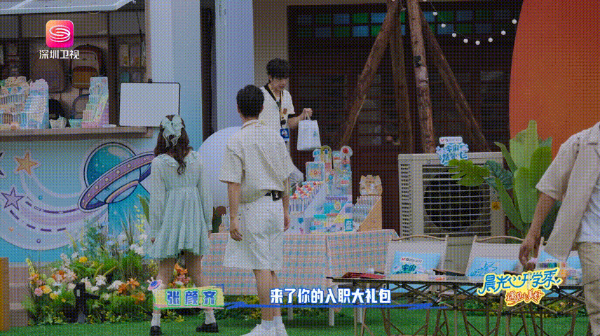 丁真讲了个冷笑话 晨光文具大概是很多成年人共同的童年暗号。看到节目里大家围着移动