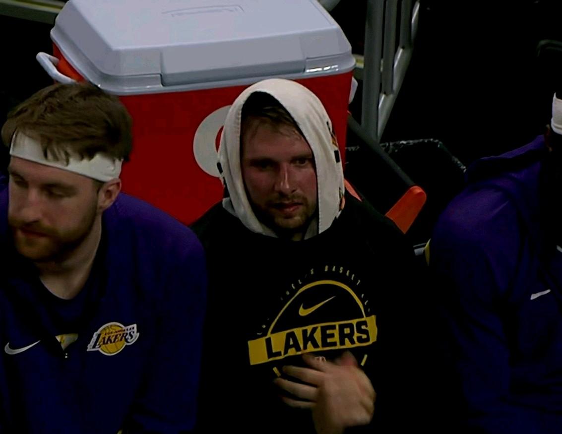 东契奇得分真的太容易了！在湖人客场137:130战胜步行者的比赛中：又是一场极其