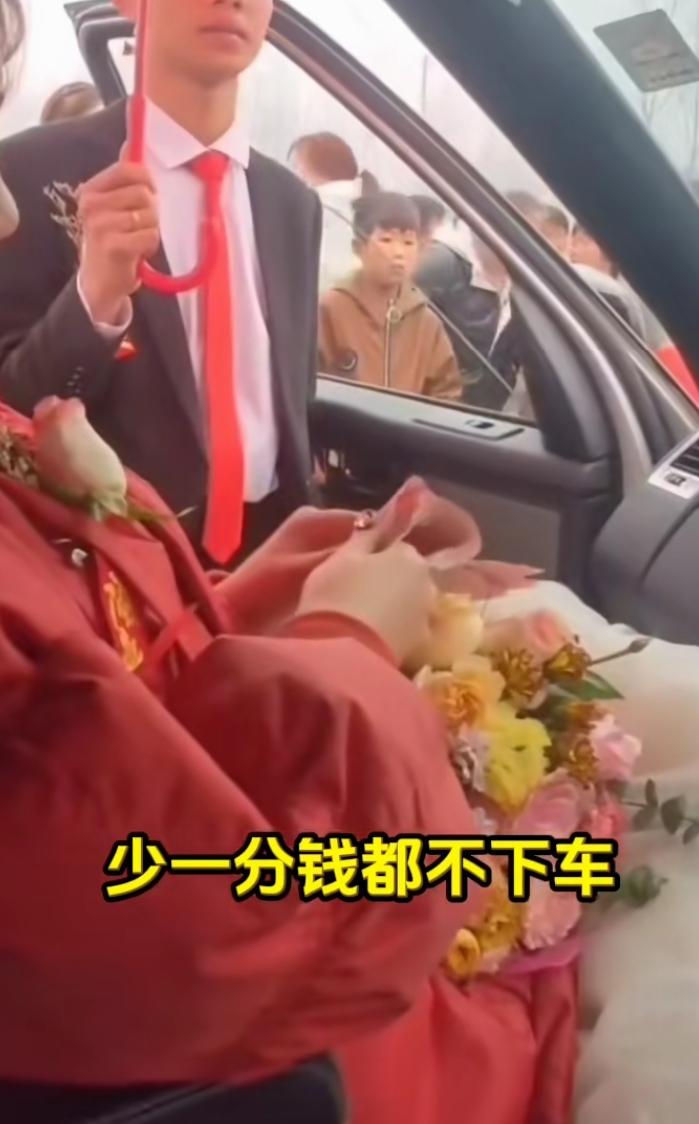 世界之大无奇不有！
         表哥家儿子今年元旦结婚，拉着新娘的婚车到门