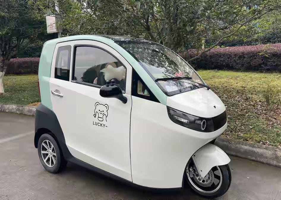 你爸妈还在骑两轮电动车吗？天冷了，那风吹得手通红，说实话我看着都心疼。两轮怕滑倒