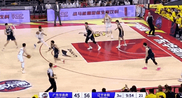 赵继伟今天是要一个人“灭”了广东的节奏阿，这三分也太准了，赵继伟已经投中5个三分