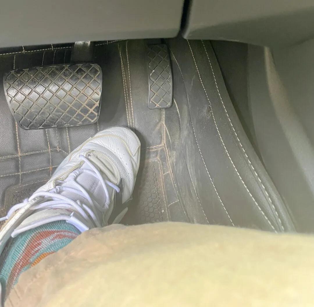 奥迪的油门，做得那么小，脚大的人经常会误踩刹车！可能设计师也没想到还会有人垫一个