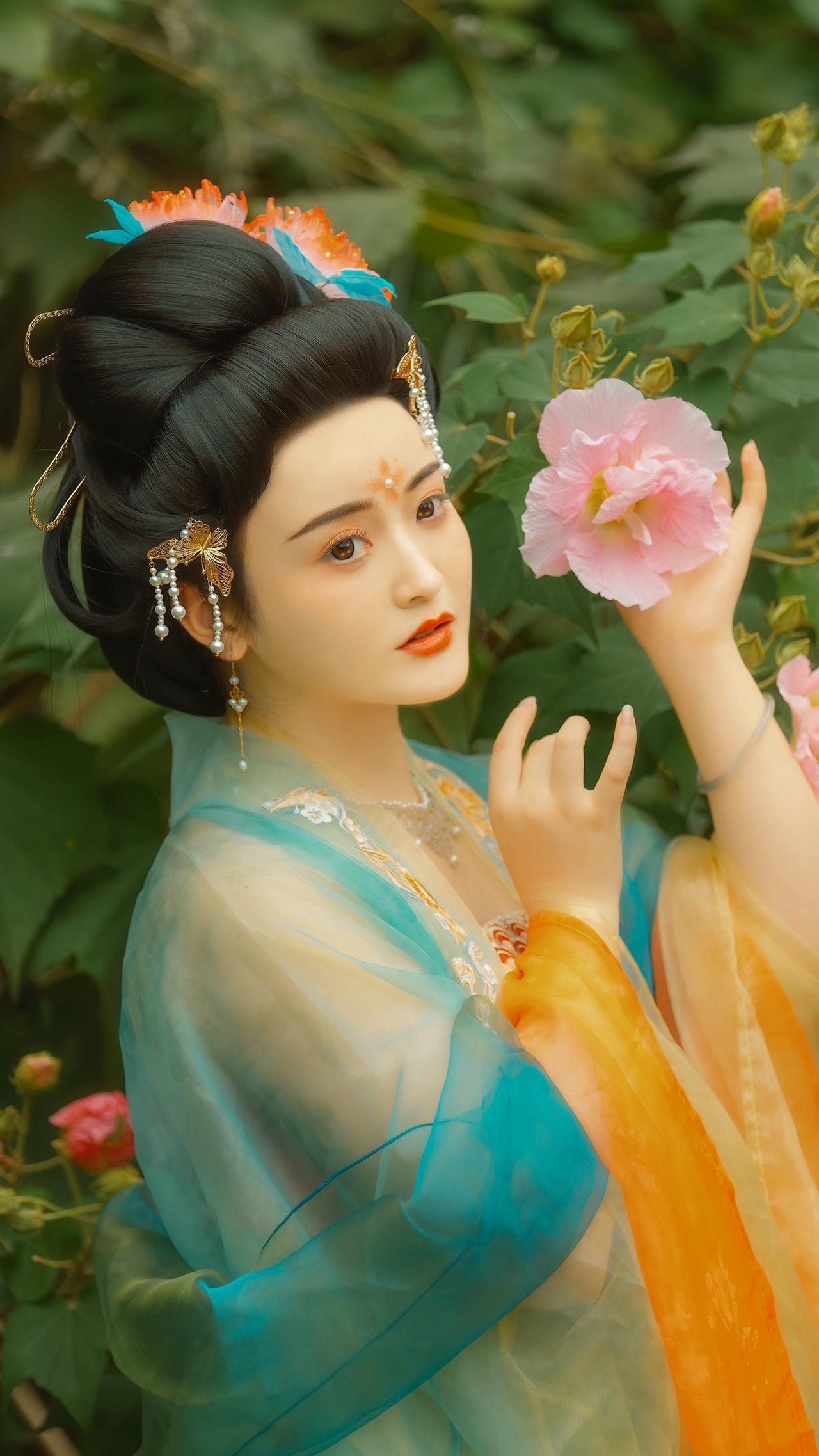 将一张秋日芙蓉花人像照片变得有故事感，只需要通过裁剪拼接即可抖音摄影美学大赏 我