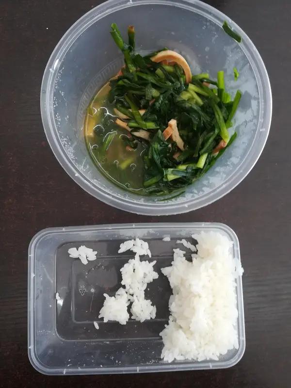 我不会笑话吃完饭打包的人，相反，我觉得这是值得提倡的行为。之前和朋友在饭馆吃饭，