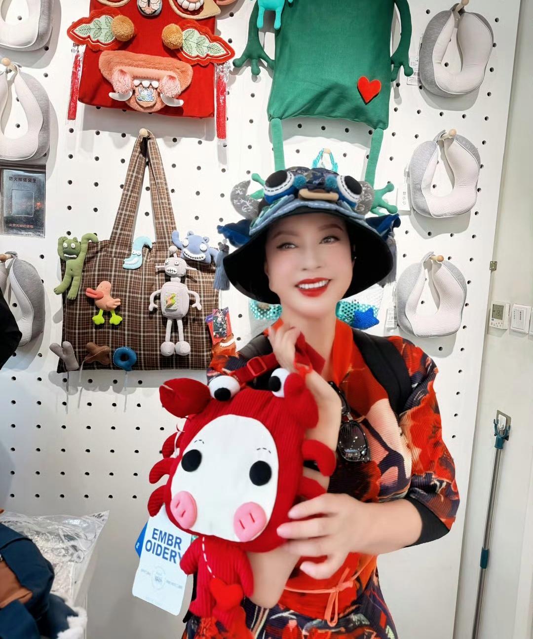 刘晓庆这次不扮嫩扮可爱，如此穿搭有人吐槽有人点赞，我觉得挺好