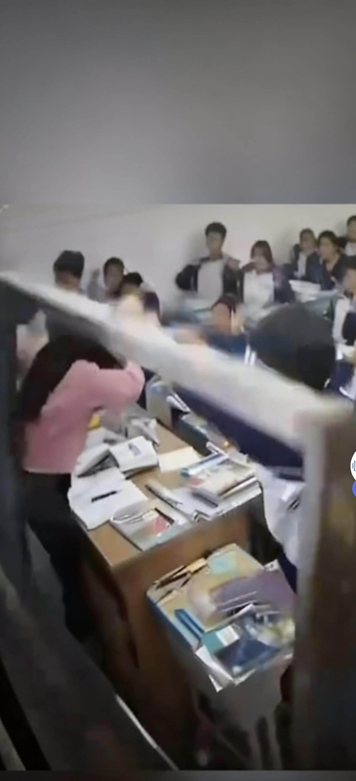 黑板突然掉落，眼看着要砸向老师，不料下一秒第一排两名男生化身“左右护法”伸手稳稳