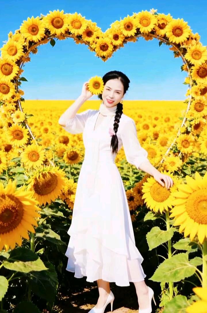 时光匆匆，四季悄然更迭，我们都在这烟火人间中忙碌奔波。
年轻时的我，宛如一台上了