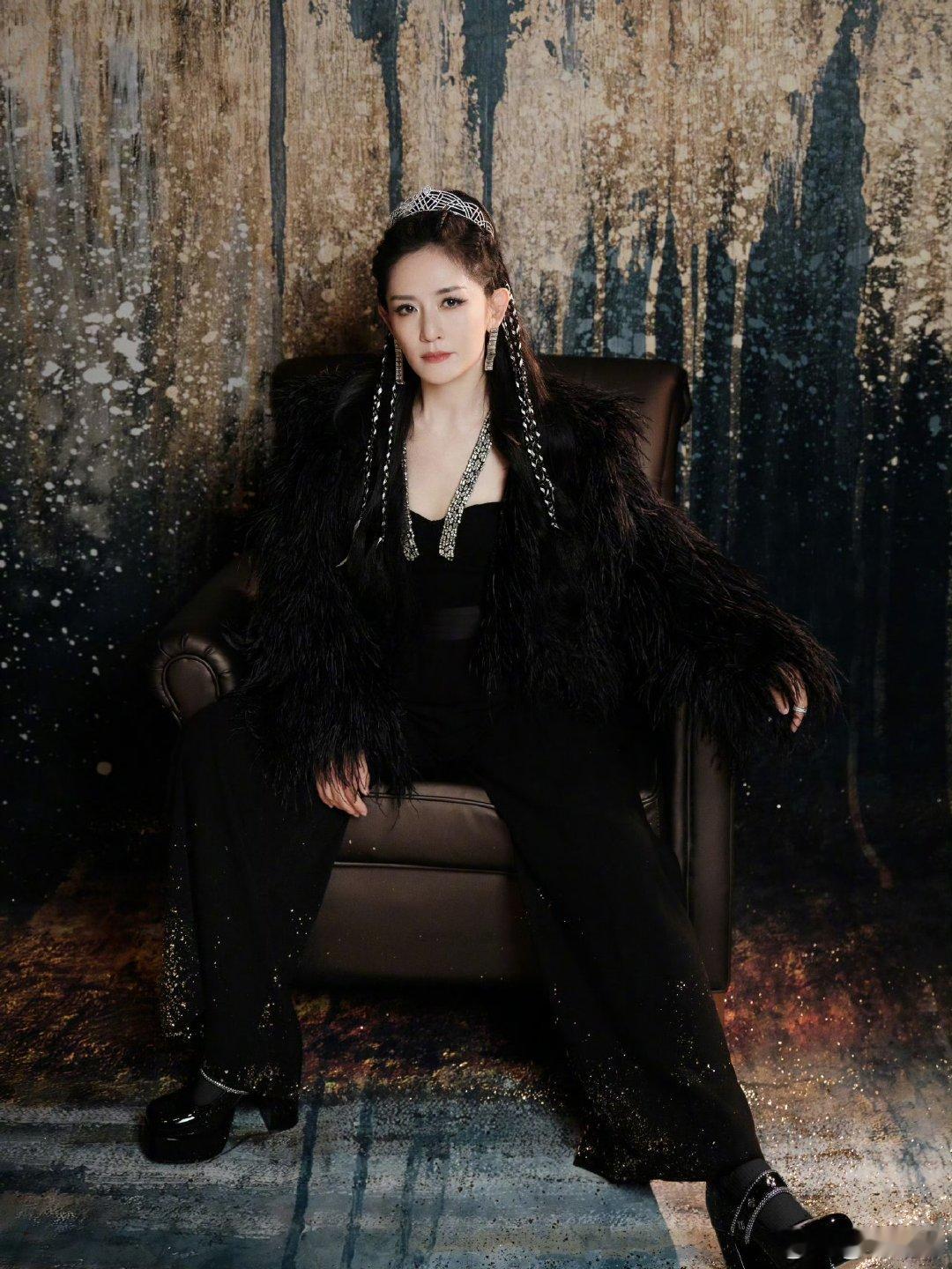 谢娜首次主持央视中秋晚会在家乡主持中秋晚会的谢娜，把对家乡的爱藏在主持里，端庄里