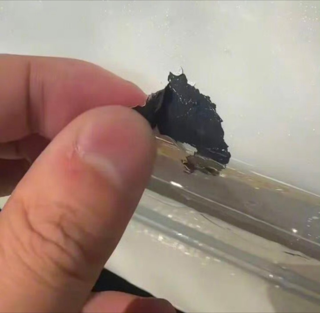 蔚来回应车主反馈的洗车时车漆被冲掉的问题。这个回应大家有点不买账的感觉。说是符合